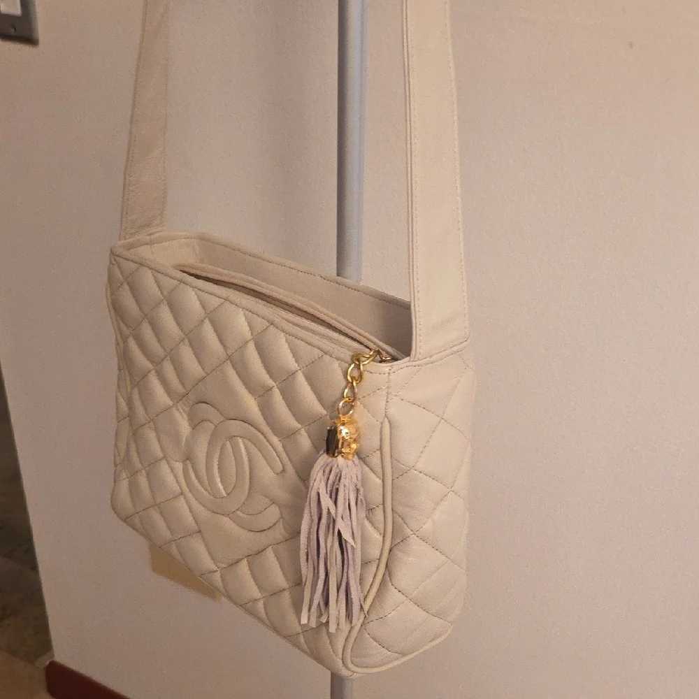 NWOT Chic Ivory Quilted Soft Genuine Leather Shoulder Bag - Picture 2 of 13